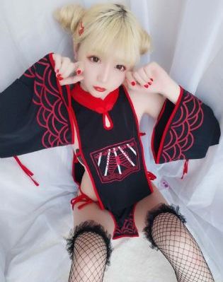 笼中女